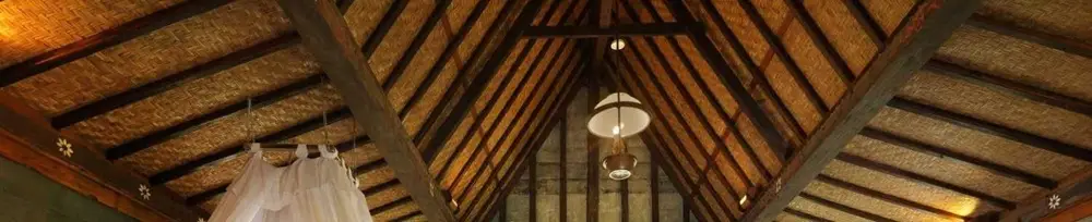 Lampu jadul tradisional jawa pada sebuah homestay