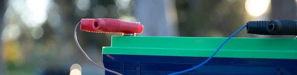 Terminal aki motor listrik yang berkarat